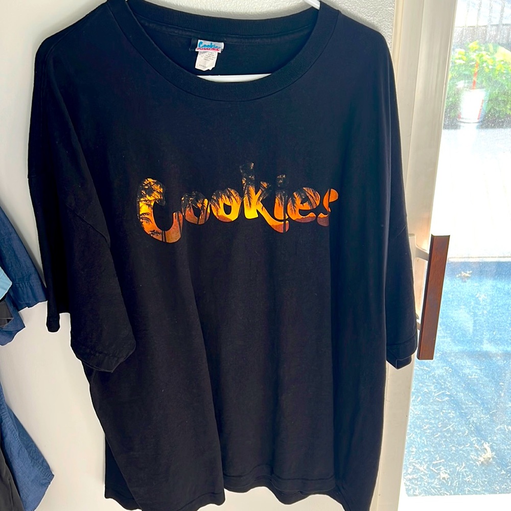 Selling a black 3xl  Cookie shirt